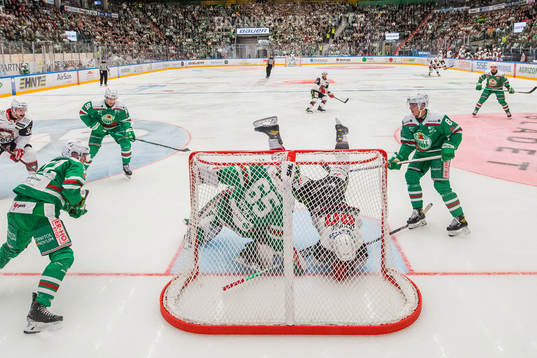 Malmö Redhawks Lance Bouma kolliderar med Rögles målvakt