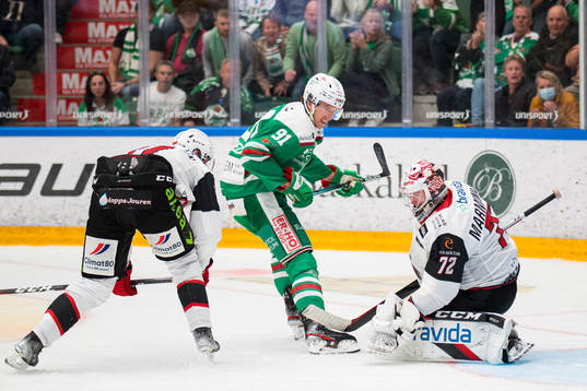 Rögles Adam Tambellini med målchans mot Malmö Redhawks