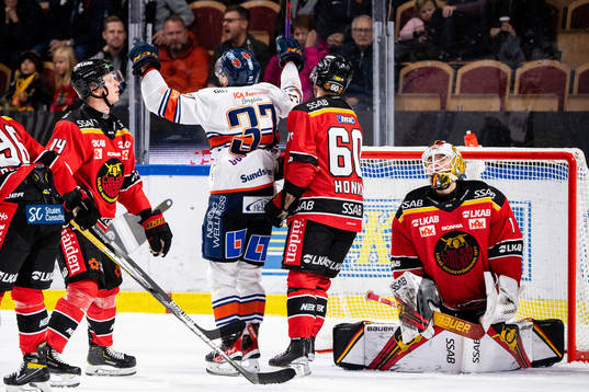 Växjös Glenn Gustafsson jublar och Luleås målvakt