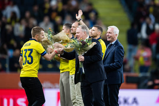 Former player Sebastian Larsson of Sweden with Karl-Erik