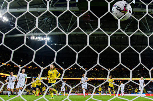 Emil Forsberg of Sweden scores the 1-0 goal