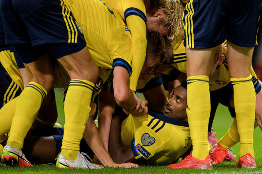Alexander Isak of Sweden celebrates with teammates