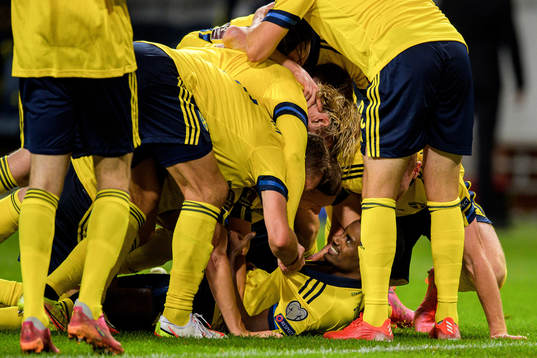 Alexander Isak of Sweden celebrates with teammates
