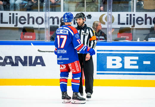 Oskarshamns Jonas Engström diskuterar ett domslut med