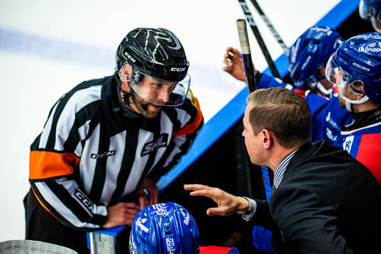 Oskarshamns tränare Martin Filander diskuterar ett domslut