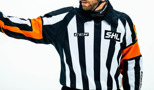 SHLs och CCMs logotyper på en domartröja