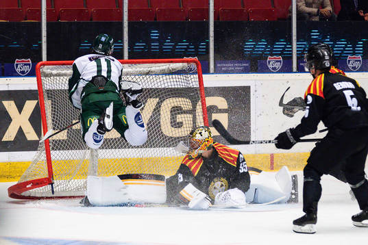 Färjestads Joakim Nygård gör 3-1 bakom Brynäs målvakt