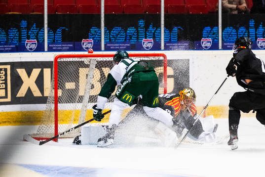 Färjestads Joakim Nygård gör 1-3 på Brynäs målvakt