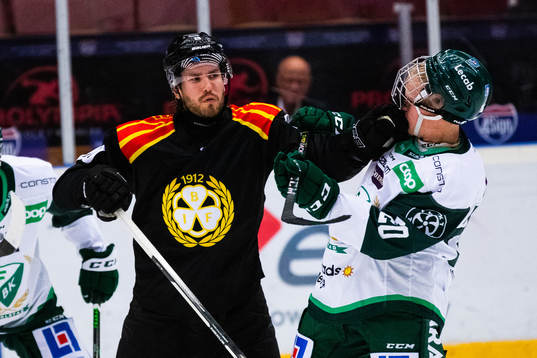 Brynäs Oula Palve  och Färjestads Martin Johnsen
