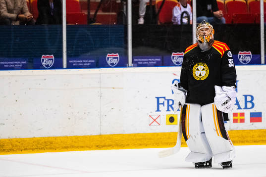 Brynäs målvakt Veini Vehviläinen deppar