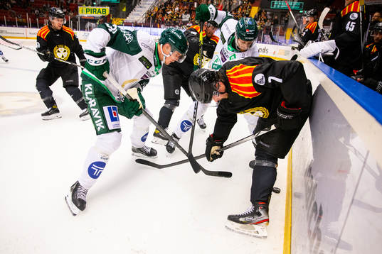 Brynäs Marcus Björk i kamp om pucken