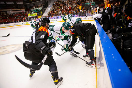 Brynäs Marcus Björk i kamp om pucken