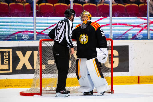Brynäs målvakt Veini Vehviläinen deppar