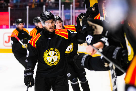 Brynäs Oula Palve jublar
