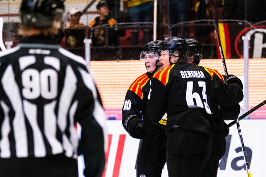 Brynäs Julius Bergman jublar