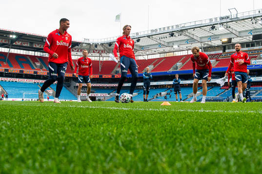 Ruben Gabrielsen, Dennis Johnsen and players of the