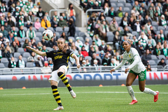 s Hallbera Gisladottir och Hammarbys Madelen Janogy