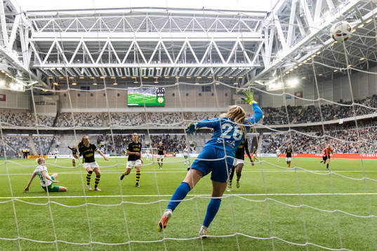 Hammarbys Berglind Björg Thorvaldsdóttir gör 3-1 för