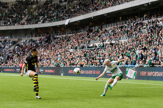 Hammarbys Emilia Larsson med ett inlägg
