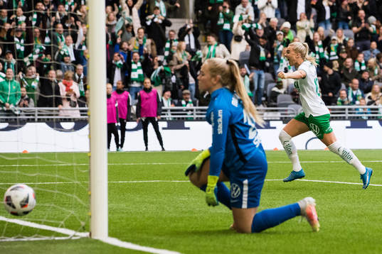s målvakt Milla-Maj Majasaari deppar