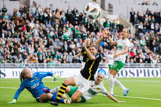 s målvakt Milla-Maj Majasaari och Hannah Davison