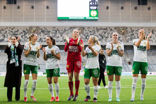 Hammarbys June Pedersen, målvakt Anna Tamminen, Ellen