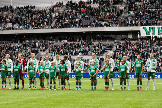Hammarbys spelare innan fotbollsmatchen i Damallsvenskan