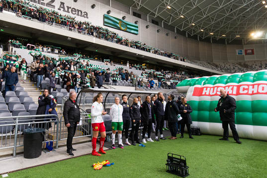 Hammarbys spelarbänk innan fotbollsmatchen i