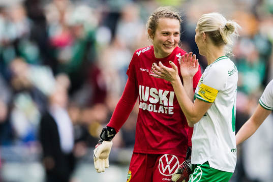 Hammarbys målvakt Anna Tamminen och Alice Carlsson jublar