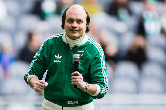 David Ritschard uppträder i halvtidspausen av