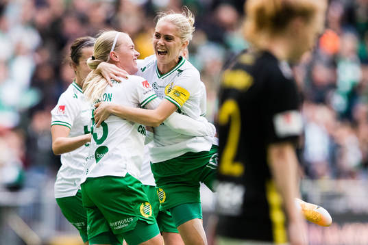 Hammarbys Alice Carlsson jublar tillsammns med Elsa Karlsson