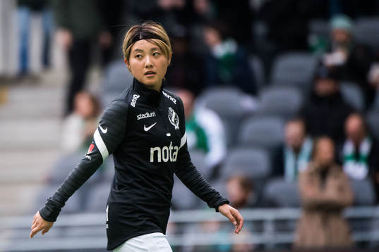 s Honoka Hayashi innan fotbollsmatchen i Damallsvenskan
