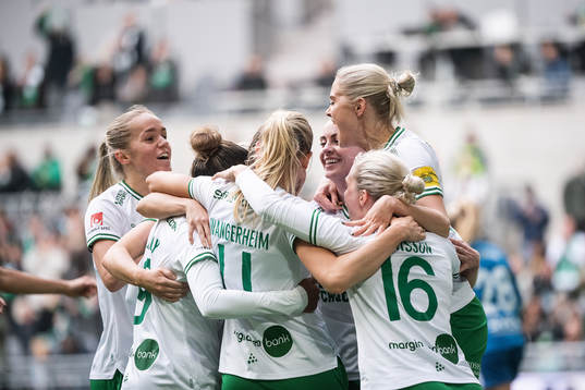 Hammarbys spelare jublar med Madelen Janogy