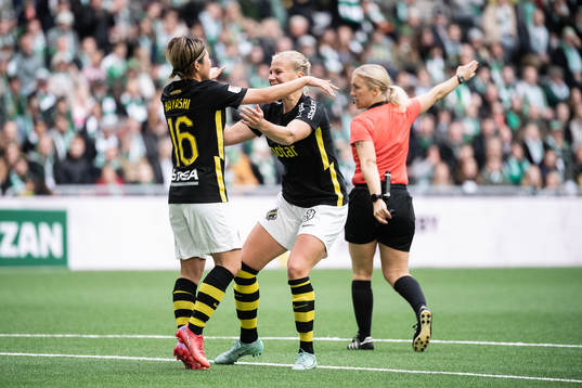 s Jenny Danielsson och Honoka Hayashi jublar