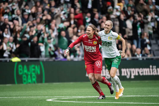 Hammarbys Alice Carlsson och målvakt Anna Tamminen jublar