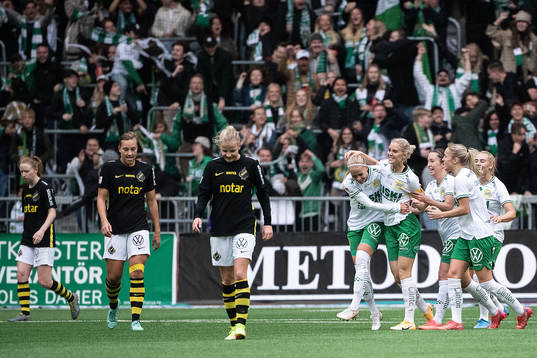 Hammarbys spelare jublar