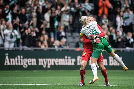 Hammarbys Alice Carlsson och målvakt Anna Tamminen jublar