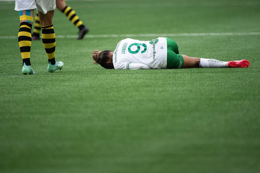 Hammarbys Madelen Janogy har ont