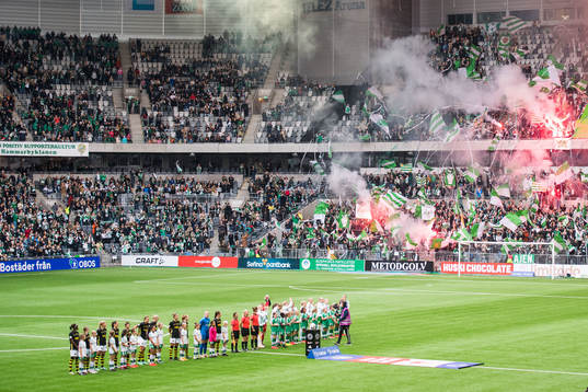Inmarsch med publikvy innan fotbollsmatchen i