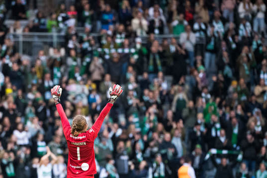 Hammarbys målvakt Anna Tamminen jublar