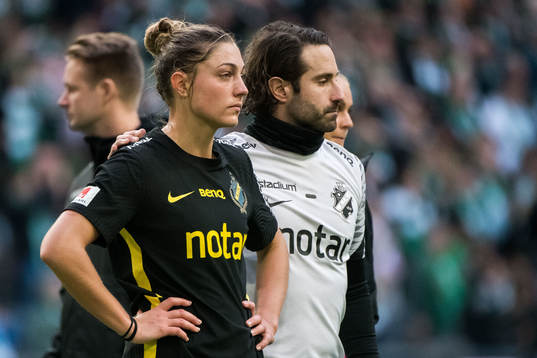 s Hannah Davison och målvaktstränare Max Bergander deppar