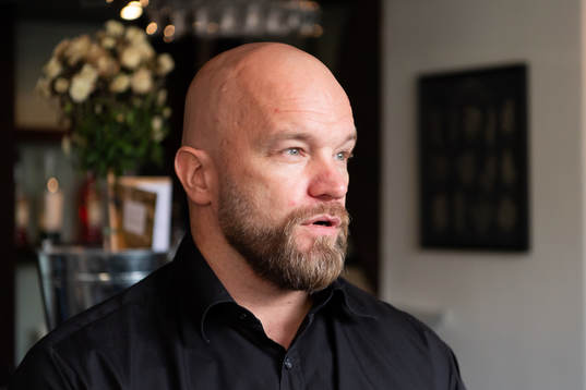 Den f.d. ishockeyspelaren Sami Torkki blir intervjuad på
