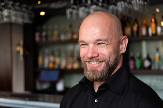 Den f.d. ishockeyspelaren Sami Torkki blir intervjuad på