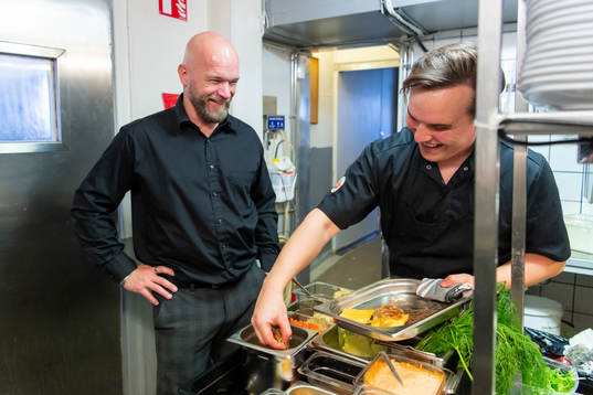Den f.d. ishockeyspelaren Sami Torkki på sin restaurang