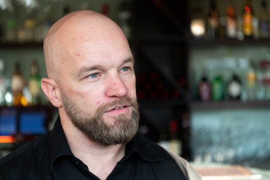 Den f.d. ishockeyspelaren Sami Torkki blir intervjuad på