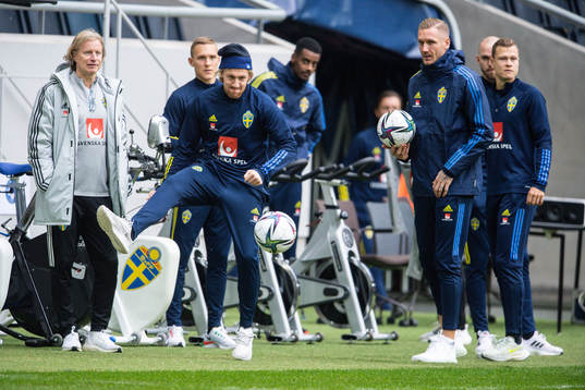 Emil Forsberg and goalkeeper Robin Olsen of the Swedish