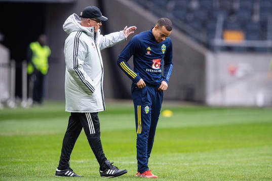 head coach Janne Andersson and Robin Quaison of the Swedish