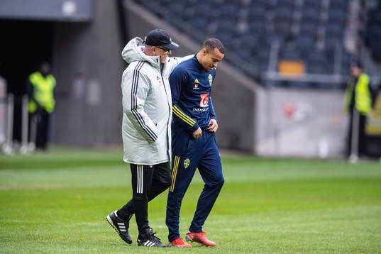 head coach Janne Andersson and Robin Quaison of the Swedish