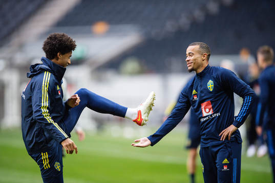 Jens-Lys Cajuste and Robin Quaison of the Swedish national