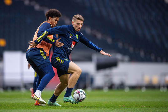 Jens-Lys Cajuste and Viktor Gyökeres of the Swedish